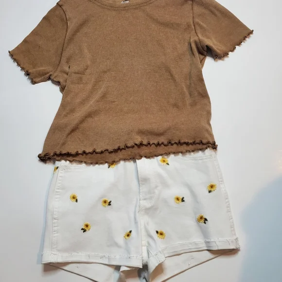Hollister girls white shorts 23" waist Flower embroidery with tan t-shirt. - Picture 3 of 11